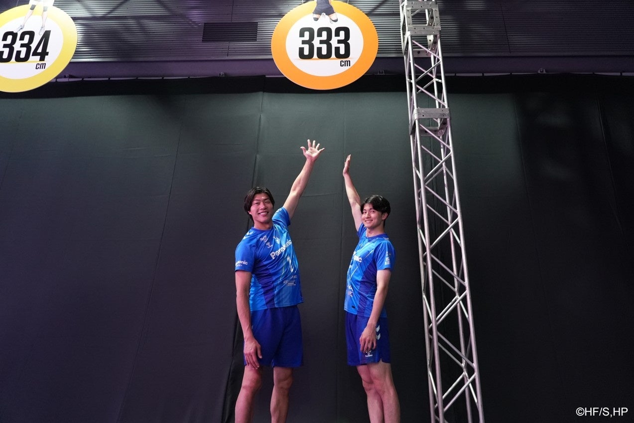 金田選手と清水さんのジャンプ体験の様子